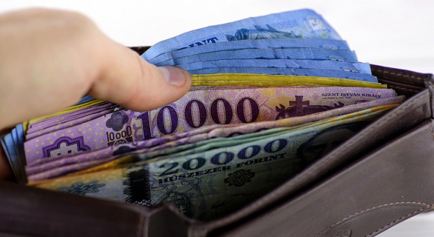 Milliós fizetésemelést kapnak az állami szervek és hivatalok vezetői